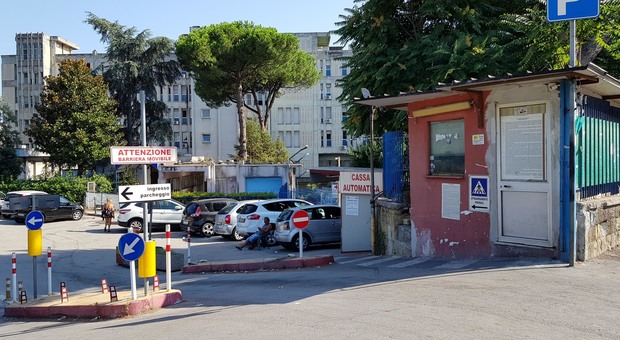 Napoli, via i parcheggiatori abusivi dall'ospedale: ecco le guardie armate