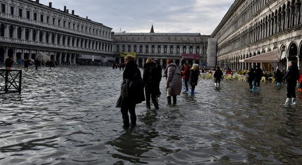 Acqua alta a Venezia, alle 23.30 previsti 125 cm: «Allagamento del 30% della città»
