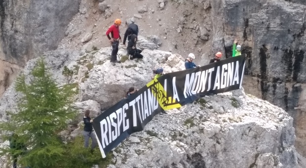 Striscione di imprenditori e professionisti della montagna su Cima Settsass: contro il collegamento sciistico tra Arabba e Cinque Torri