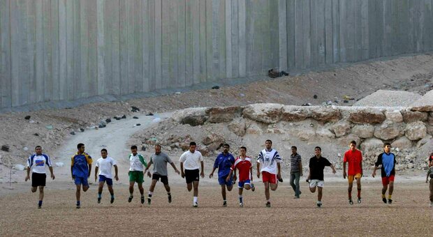 Lungo il muro che separa israeliani e palestinesi assieme a don Nandino Capovilla