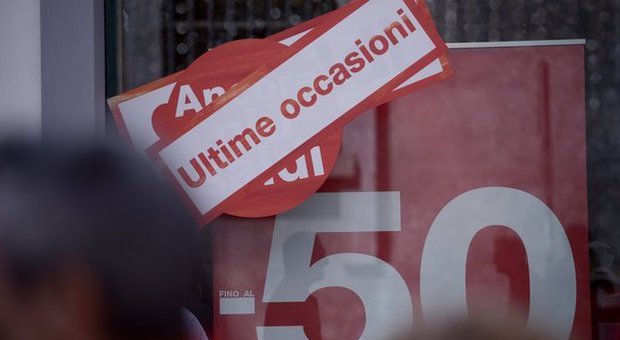 Confcommercio Napoli: «Sui saldi timidi segnali positivi nel primo weekend»