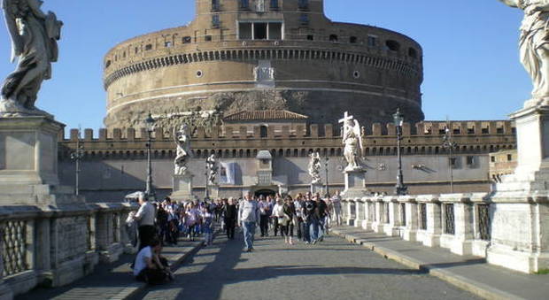 Roma, l'assedio dei borseggiatori a Ponte Sant'Angelo: 12 fermati. Derubavano turisti intenti a scattarsi un selfie