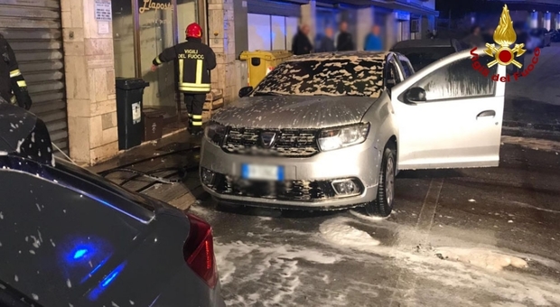 Ancona, due macchine parcheggiate avvolte dalle fiamme in piena notte