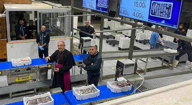 Il Vescovo fa il blitz: Mons. Bresciani al mercato ittico di San Benedetto del Tronto