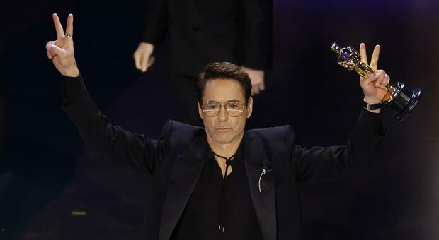 Robert Downey Jr. vince il primo Oscar, dalla droga e gli arresti al riscatto: «Grazie a mia moglie e alla mia terribile infanzia»