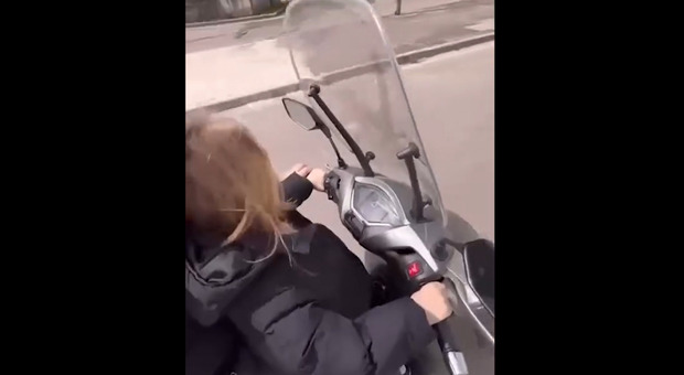 Bimbo di 6 anni alla guida di uno scooter: il video virale