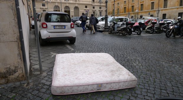 Roma, dopo i frigoriferi tocca ai materassi: quei giacigli abbandonati in Centro