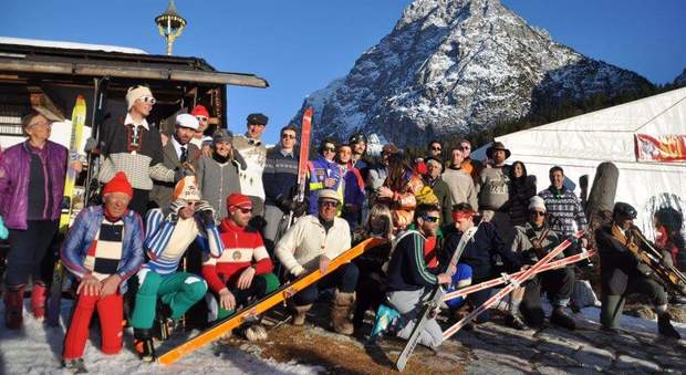 La festa vintage sulla neve: a Sappada si va sulle piste da sci come negli anni Settanta