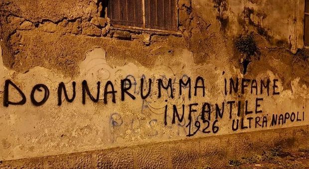 Scritte choc contro Donnarumma: la protesta degli ultrà del Napoli