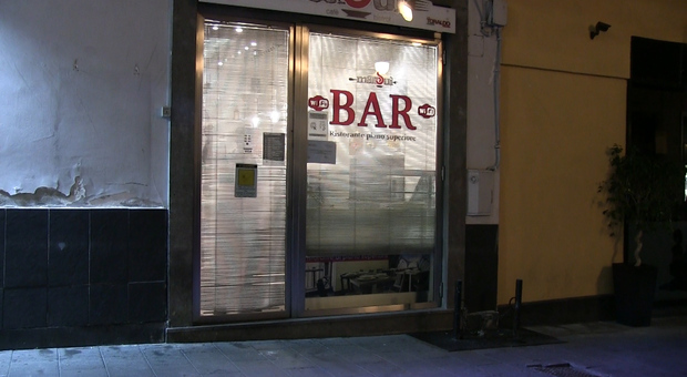 Coronavirus, Napoli si spegne alle 18: giù le saracinesche dei bar, le pizzerie resistono per l'asporto