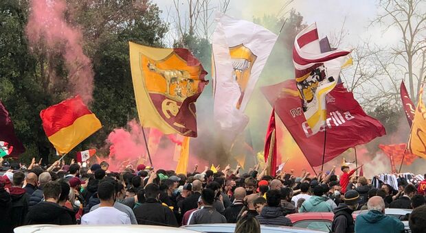 Roma, i tifosi a Trigoria salutano e caricano la squadra in partenza per Manchester