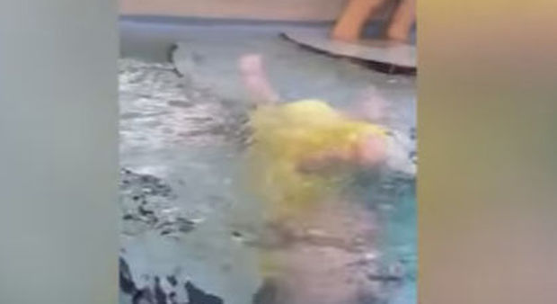La bambina cade in piscina ma i genitori non la soccorrono
