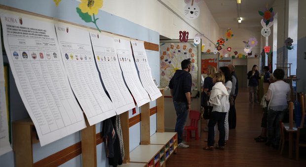 Elezioni a Roma, disagi al V municipio: ore di fila per il rinnovo delle tessere