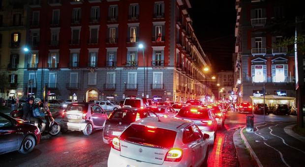 Napoli, voragine davanti alla Galleria Vittoria: traffico in tilt e autobus deviati