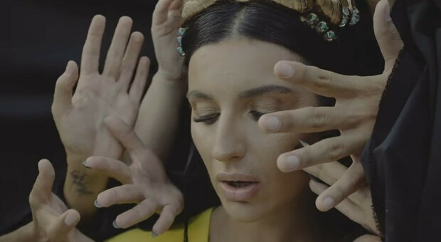 È online il videoclip di ‘Ncroce, brano di esordio da solista per la cantautrice napoletana Veronica Simioli