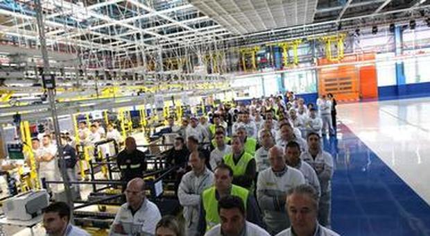 La rabbia degli operai: «Anche le fabbriche devono chiudere». Rischio scioperi, oggi il vertice con il Governo