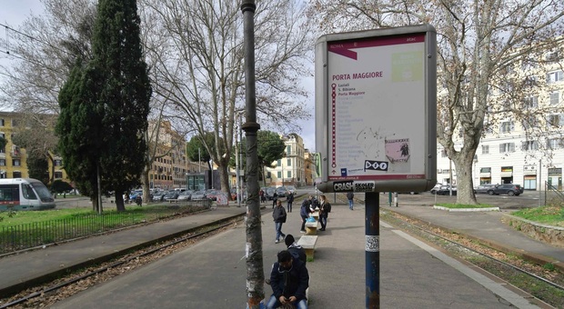 Roma, rapine con il coltello ai pendolari: preso un 21enne romeno
