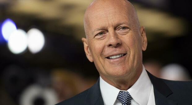 Bruce Willis, addio al cinema: «Colpito dall'afasia, non può più recitare»
