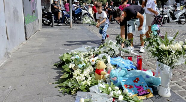 Pupazzi e fiori sul luogo della tragedia