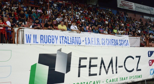 Lo striscione appeso da settembre in tribuna allo stadio "Battaglini" di Rovigo