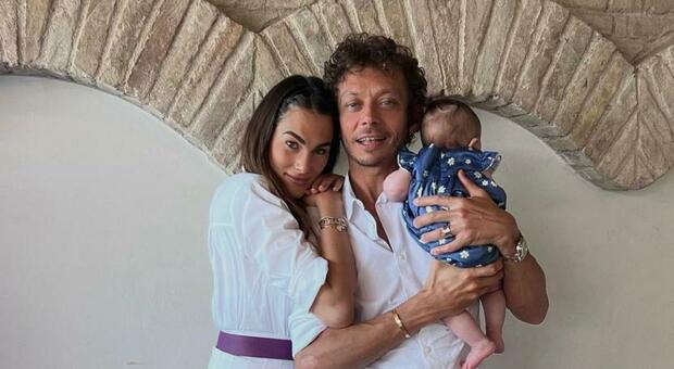 Valentino Rossi e Francesca Sofia Novello, prima foto di famiglia: eccoli sorridenti con Giulietta