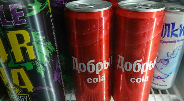 Via la Coca Cola, la Russia la sostituisce con la Dobry Cola: «Ma non è un plagio»
