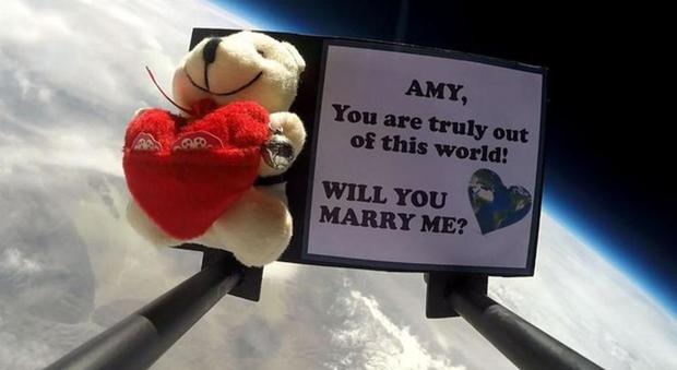 Usa, le chiede di sposarlo con un messaggio dallo spazio: la proposta di matrimonio "fuori dal mondo"