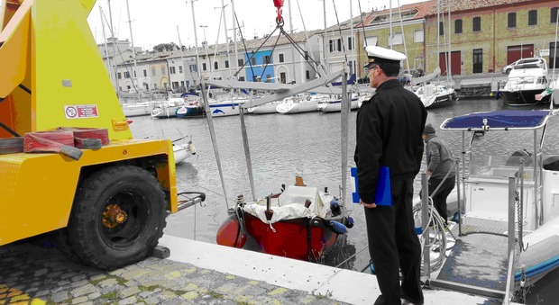 L'imbarcazione affondata al porto di Pesaro