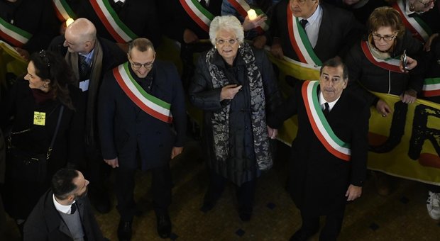 immagine Liliana Segre, folla alla marcia contro l'odio: 600 sindaci a Milano «siamo noi la sua scorta»