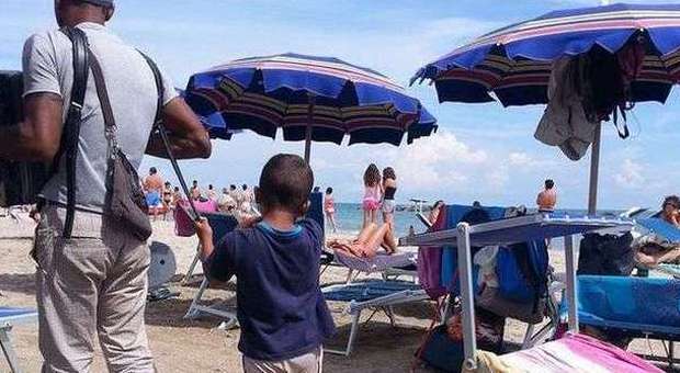 Accattonaggio in spiaggia ​Reclutati pure i bambini