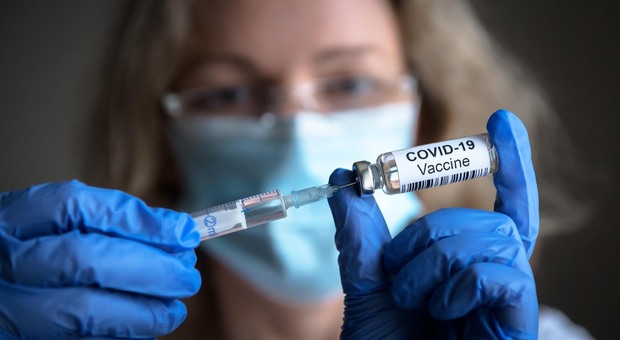 Vaccino Covid, allo studio quarta dose anti Omicron: «Un booster bivalente per l'autunno»