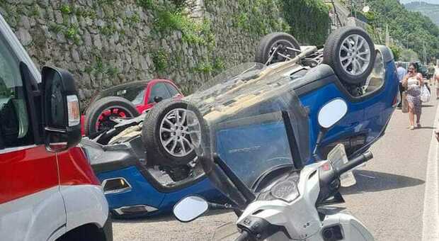 Auto si ribalta prima di Ravello: illesi due turisti indiani, traffico in tilt per il Valico