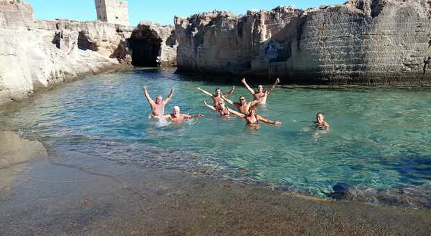 Salento, un bagno nella piscina naturale del Salento: anche l'inverno mare meraviglioso