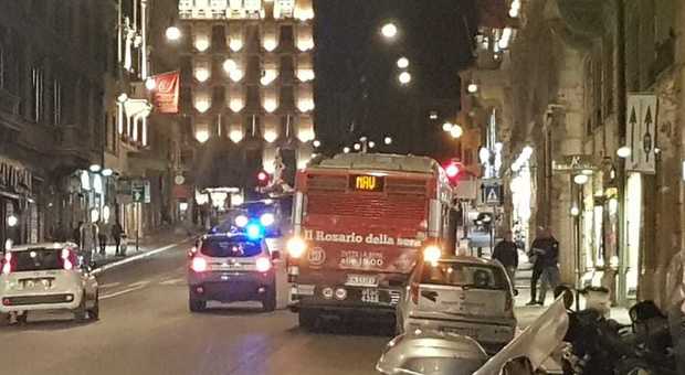 Bus navetta preso d'assalto da un ubriaco in pieno centro: mezzo danneggiato, panico tra i passeggeri