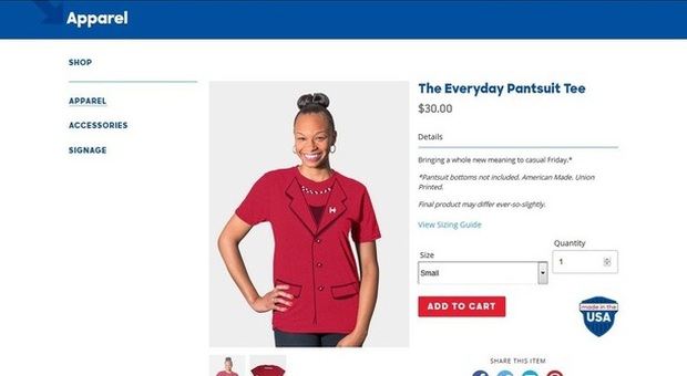 Il pezzo forte della collezione di Hillary Clinton: la t-shirt che ripropone la sua classica giacca rossa a tre bottoni con filo di perle