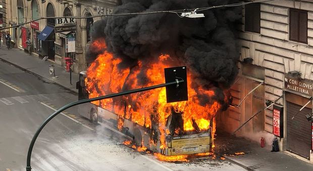 Roma, esplode bus in via del Tritone