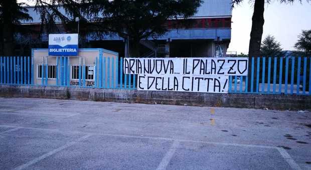 Rieti, tifosi protestano per la gestione del PalaSojourner: fuori l'impianto uno striscione contro Aria Sport