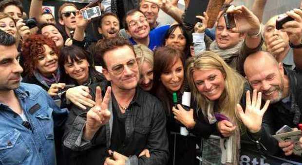 Milano, c'è Bono: fan in delirio per il leader degli U2 davanti agli studi Rai