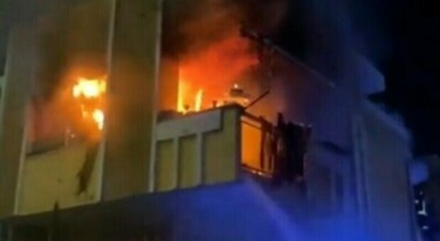 Marcianise, incendio in abitazione: salvato 50enne avvolto dalle fiamme