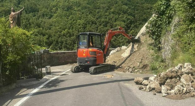 I lavori per liberare la strada che porta alla Badia di Cava de' Tirreni