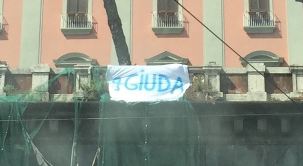 Napoli, la rabbia della città contro Higuain. Striscione in via Acton: «9 Giuda»