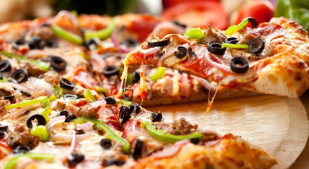 Pagati per mangiare la pizza, il lavoro più bello del mondo: ristorante cerca candidati, ecco dove