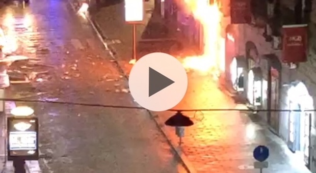 Napoli, terrore in via Toledo: boato e fiamme in un bar