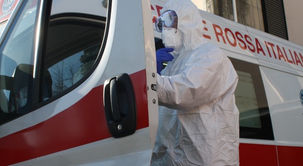 Tra i volontari della Croce Rossa: «Negli occhi dei malati leggiamo la paura»