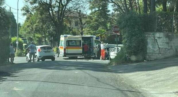 Resta incastrato nell’auto ribaltata, scontro in contrada San Lorenzo: grave 58enne di San Severino