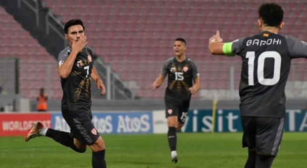 Elijf Elmas esulta dopo il gran gol