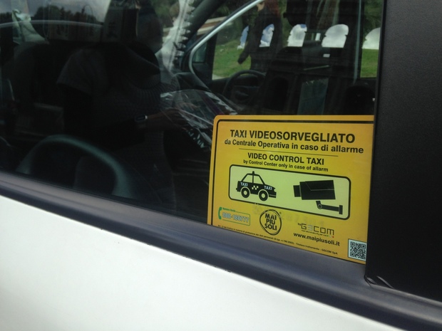 Roma, telecamere sui taxi: il nuovo sistema di sicurezza per tutelare i tassisti