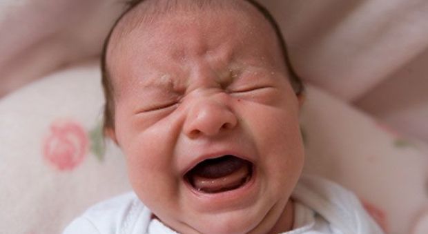 Il pianto del bambino manda in tilt il cervello, lo studio: "Può anche portare cambiamenti"