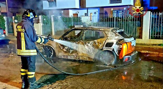 Latina, auto distrutta dalle fiamme nella notte in via Giordano, indagini sulle cause del rogo