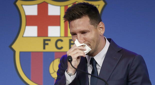 Messi, l'addio in lacrime dal Barcellona: «Convinto di restare, mi ero tagliato il 50% dello stipendio. ll Psg? Una possibilità»